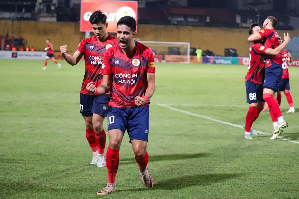 Phút thứ 75, Leo Artur (số 10) mở tỷ số cho Công an Hà Nội. (Ảnh: Việt Anh/Vietnam+)