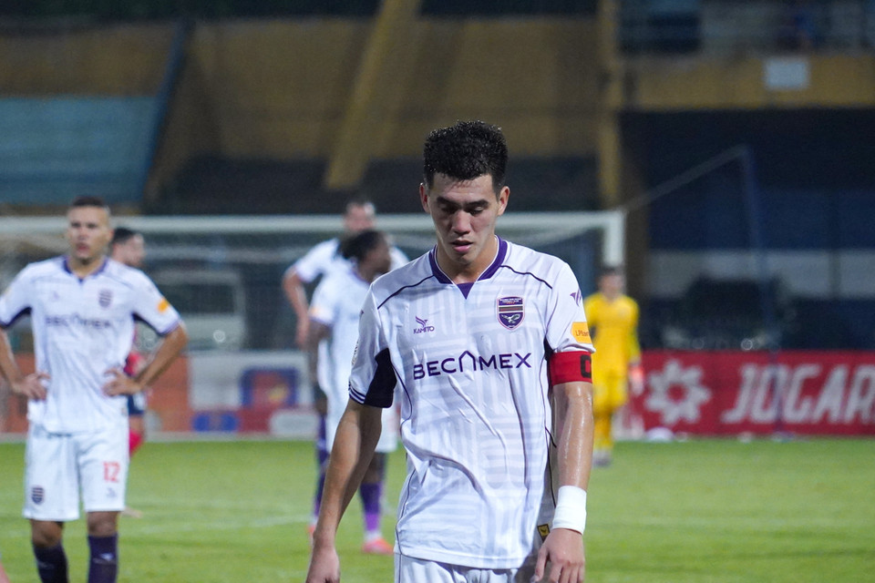 Trong một ngày thi đấu với phong độ kém, Tiến Linh và các đồng đội không thể có được bàn gỡ hòa và đành chấp nhận trận thua với tỷ số 0-1. (Ảnh: Việt Anh/Vietnam+)