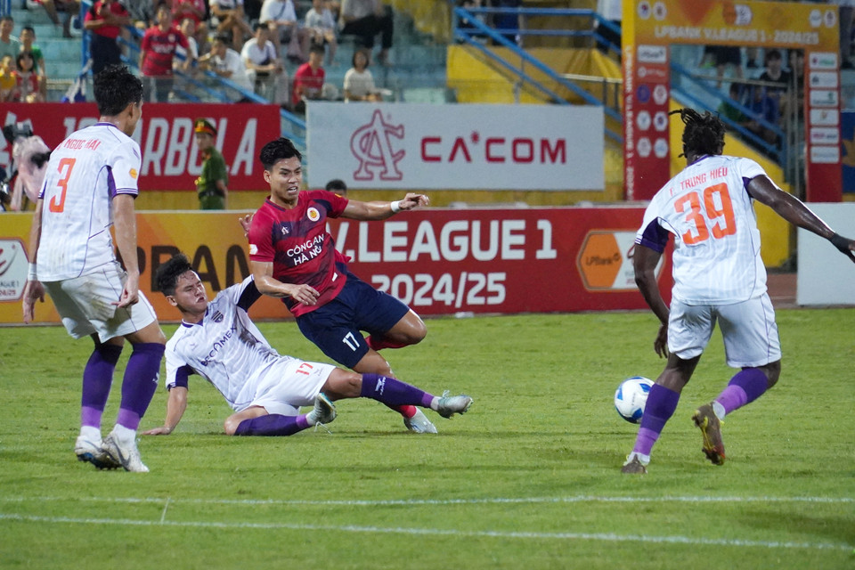 Pha vào bóng quyết liệt của Võ Minh Trọng với hậu vệ Vũ Văn Thanh. (Ảnh: Việt Anh/Vietnam+)