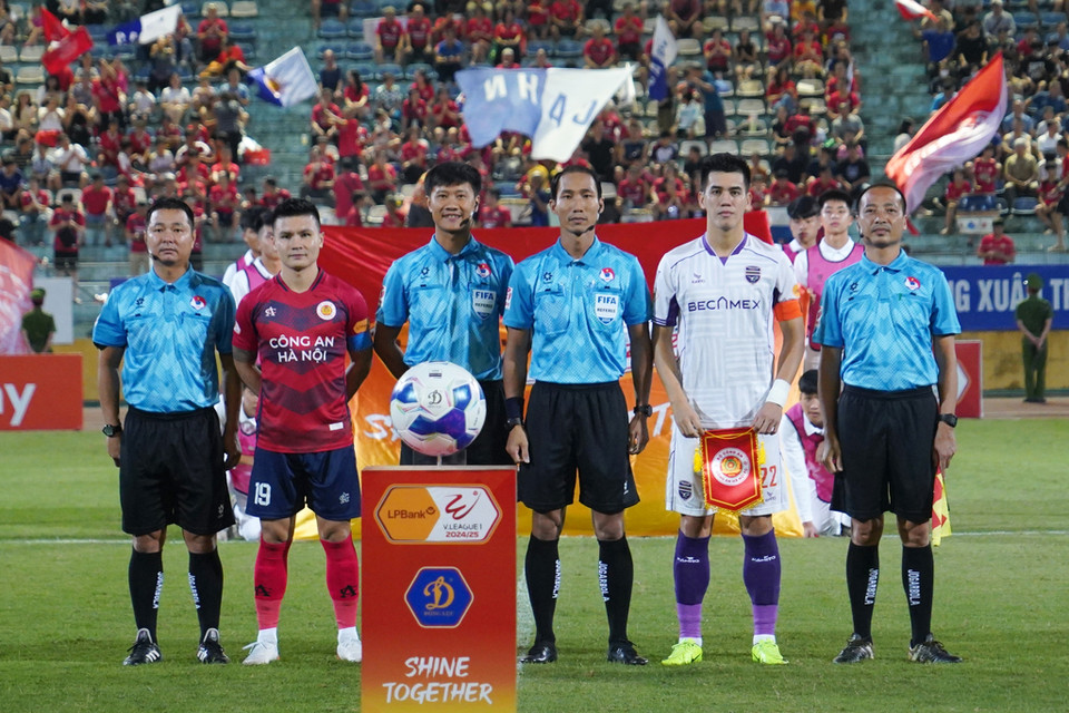 Tối 30/9, Công an Hà Nội (trái) tiếp đón đội khách Becamex Bình Dương trong trận đấu muộn nhất ở vòng 3 V-League 2024-2025. (Ảnh: Việt Anh/Vietnam+)