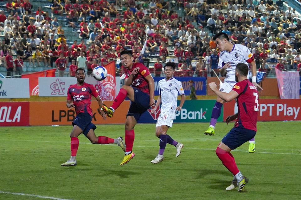 Pha không chiến không thành công của tiền đạo Tiến Linh (áo trắng). (Ảnh: Việt Anh/Vietnam+)