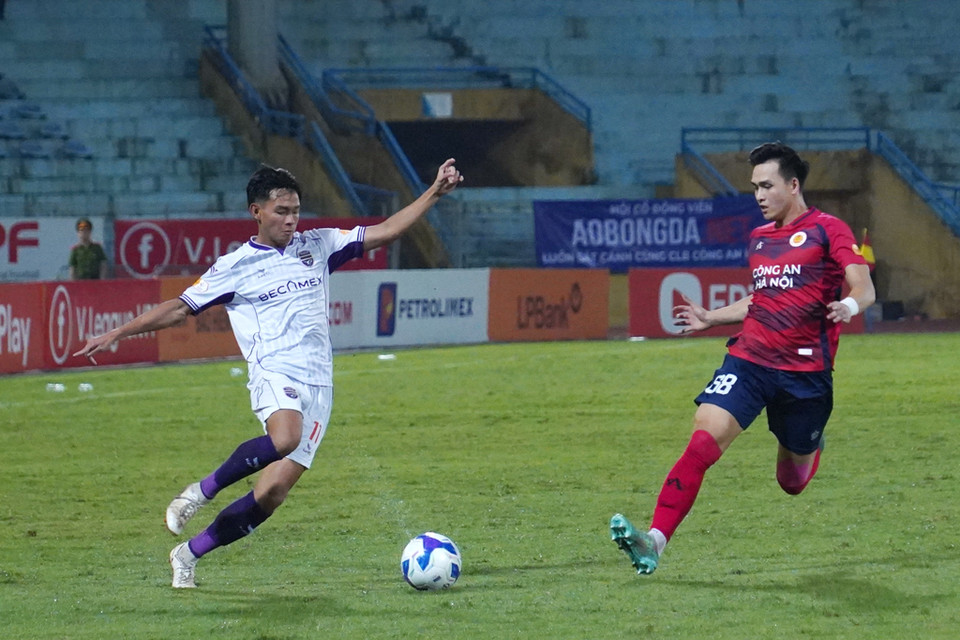 Chủ động chọn lối đá phòng ngự phản công, những pha lên bóng của Becamex Bình Dương phụ thuộc nhiều vào tốc độ của Bùi Vĩ Hào. (Ảnh: Việt Anh/Vietnam+)