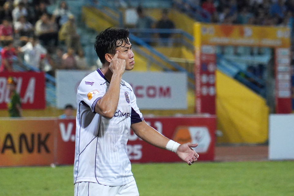 Trung vệ Quế Ngọc Hải không hài lòng với pha xử lý thiếu an toàn của đồng đội. (Ảnh: Việt Anh/Vietnam+)