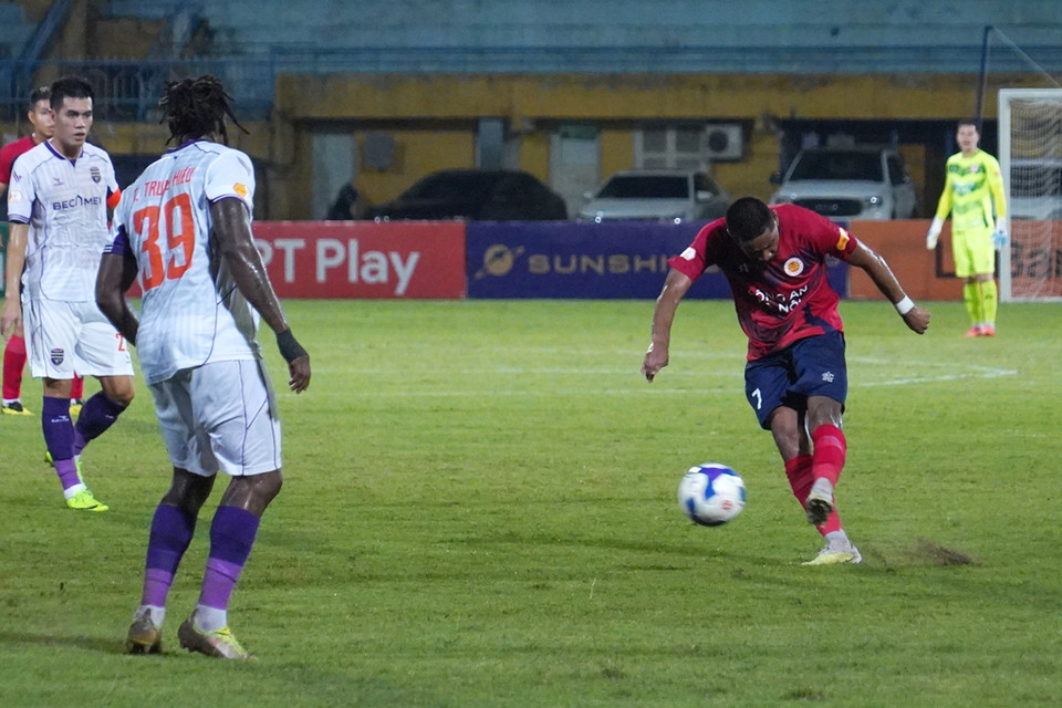 Chưa thể tiếp cận vòng cấm của đối phương, hậu vệ Việt kiều Jason Pendant Quang Vinh (áo đỏ) thử vận may với tình huống sút xa. (Ảnh: Việt Anh/Vietnam+)