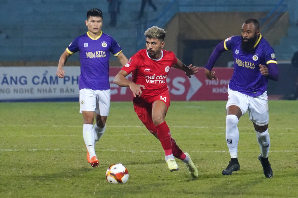 Bị dẫn trước hai bàn, tiền đạo người Ai Cập Essam được Huấn luyện viên Thạch Bảo Khanh tung vào sân trong hiệp hai nhằm tăng cường sức tấn công cho Thể Công-Viettel. (Ảnh: Việt Anh/Vietnam+)