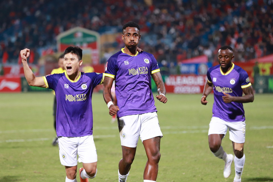 Phút thi đấu chính thức cuối cùng của hiệp một, Delnison nhân đôi cách biệt cho Hà Nội FC. (Ảnh: Việt Anh/Vietnam+)