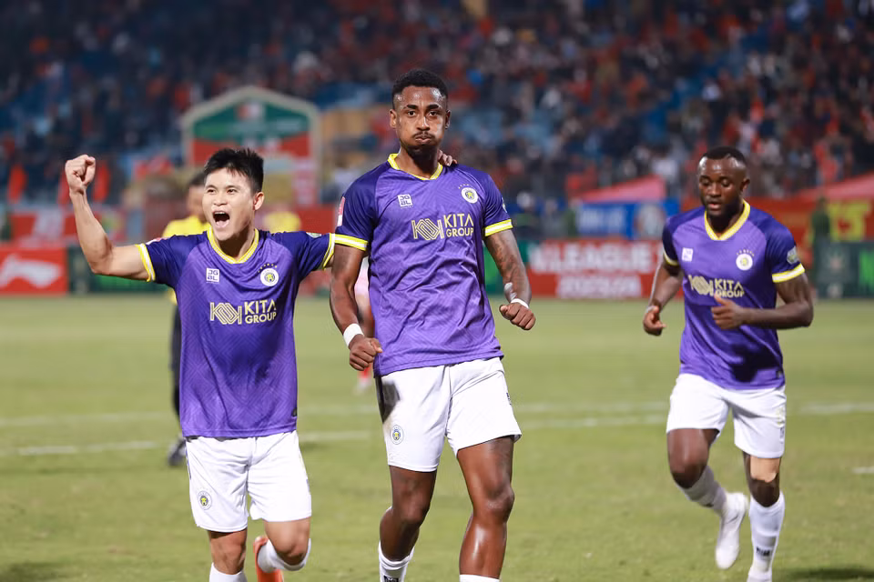 Phút thi đấu chính thức cuối cùng của hiệp một, Delnison nhân đôi cách biệt cho Hà Nội FC. (Ảnh: Việt Anh/Vietnam+)