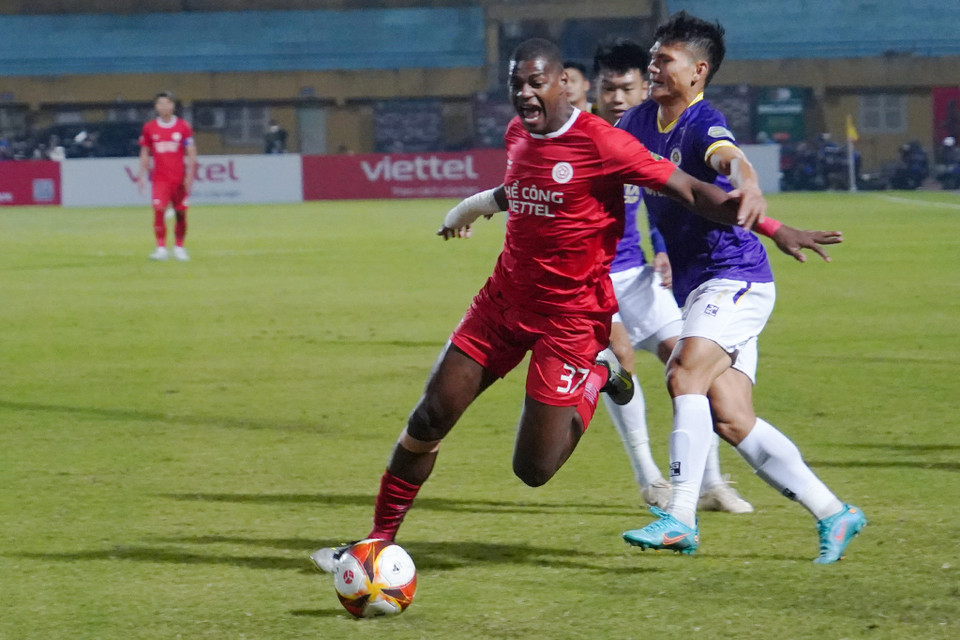 Ngoại binh Bruno bị Xuân Mạnh truy cản trái phép. (Ảnh: Việt Anh/Vietnam+)