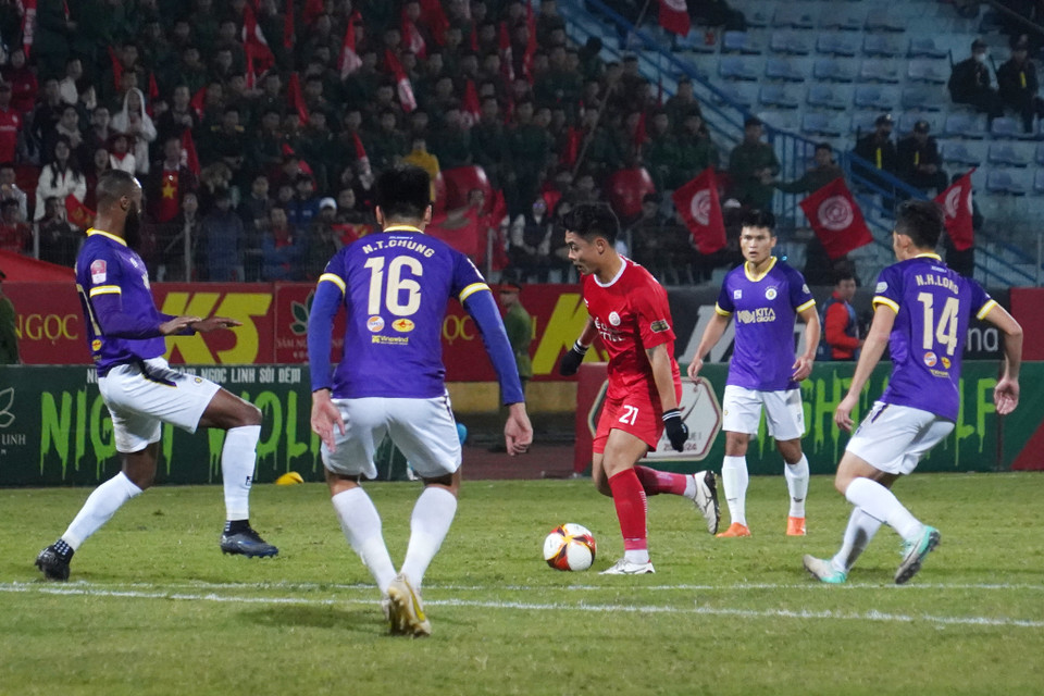 Đức Chiến đơn độc trong vòng vây của các cầu thủ Hà Nội FC. (Ảnh: Việt Anh/Vietnam+)