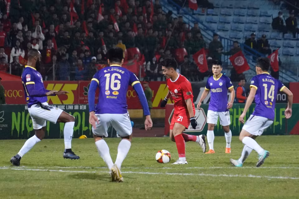 Đức Chiến đơn độc trong vòng vây của các cầu thủ Hà Nội FC. (Ảnh: Việt Anh/Vietnam+)