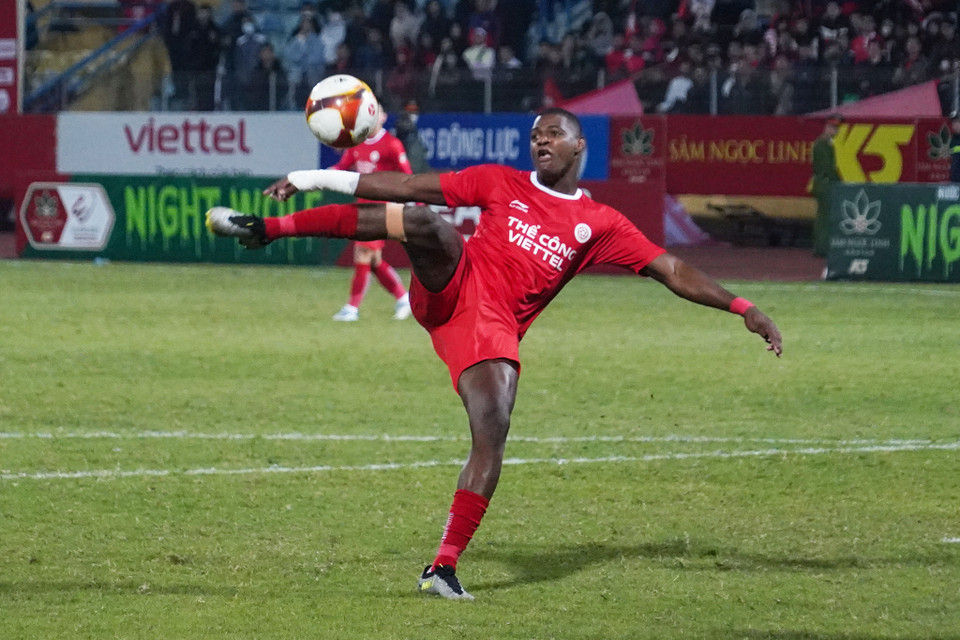 Đối mặt với thủ môn Văn Hoàng nhưng Bruno lại dứt điểm đưa bóng lên trời. (Ảnh: Việt Anh/Vietnam+)