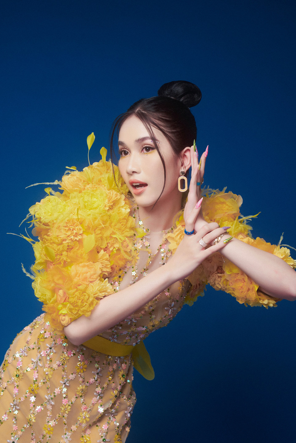 Trong lần trở lại này, Phương Anh khoác lên mình những thiết kế váy ngắn có phần ‘nổi loạn’ cùng cách tạo dáng mạnh mẽ, đầy sáng tạo. (Ảnh: CTV/Vietnam+)