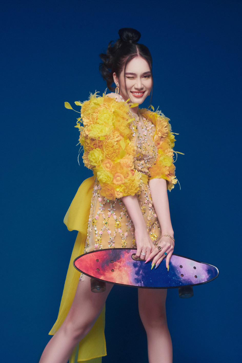  ‘Phương Anh nghĩ rằng vẻ đẹp là do chính mình tạo nên. Chúng ta có thể tự tạo ra một định nghĩa mới về vẻ đẹp của bản thân, có thể phá cách, nổi loạn một chút để bộc lộ cá tính, suy nghĩ và những giá trị tiềm ẩn bên trong mình. Thông qua bộ ảnh, Phương Anh hy vọng các bạn trẻ cá tính hãy dũng cảm tạo nên vẻ đẹp riêng, đừng ngại ngần thể hiện mình,’ Phương Anh chia sẻ. (Ảnh: CTV/Vietnam+)