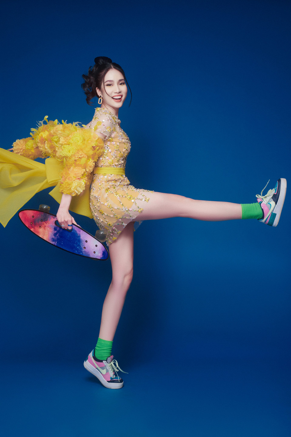 Mỹ nhân tốt nghiệp thủ khoa Đại học RMIT khoác lên người những mẫu trang phục với tông màu nổi bật như sắc vàng hay thời thượng trong những thiết kế ‘all black.’ Những bộ váy dịu dàng, giày cao gót vốn gắn liền với hình ảnh của một nàng hậu giờ đây nhường chỗ cho phong cách năng động, trẻ trung cùng những đôi sneakers, boots. (Ảnh: CTV/Vietnam+)