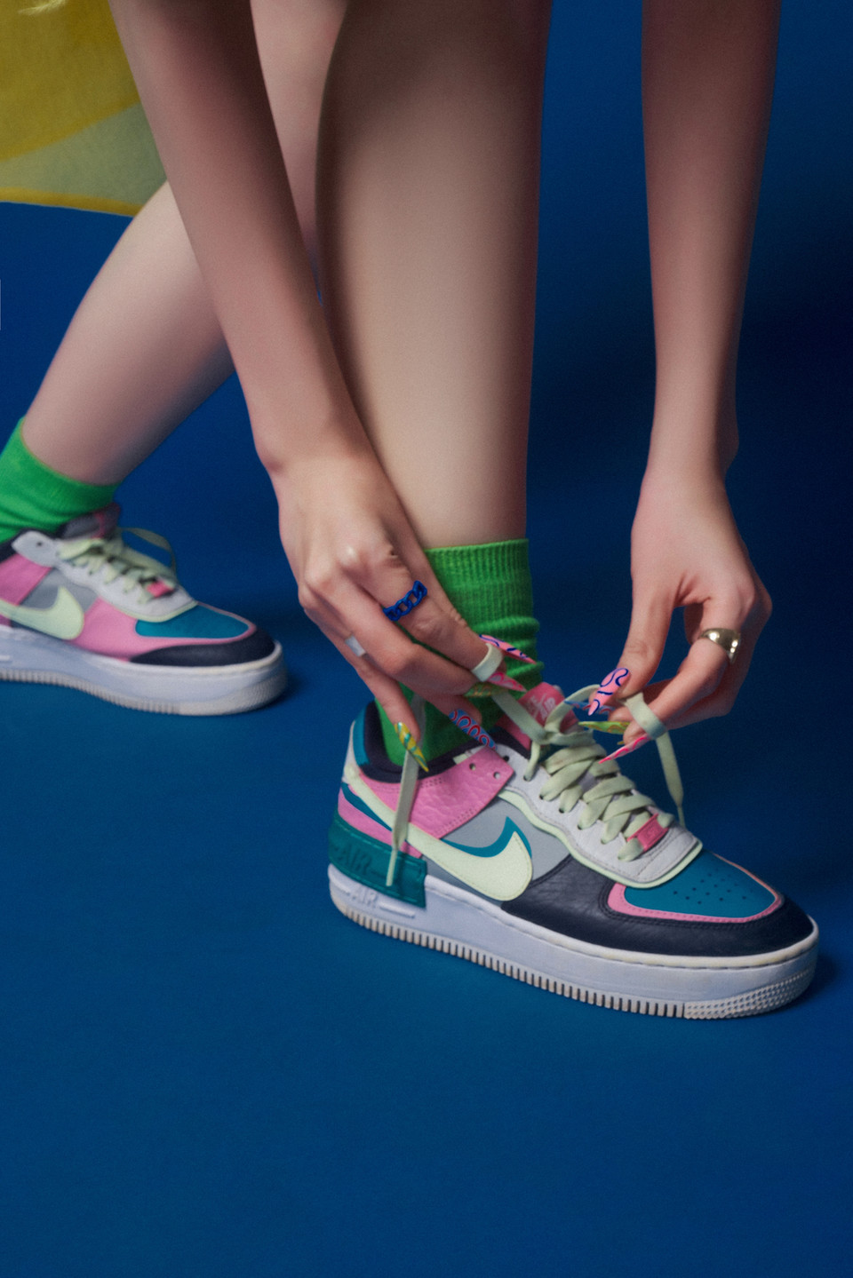 Trong những bức ảnh, Phương Anh khiến người hâm mộ xuyến xao vì sắc vóc cùng diện mạo nổi bật hơn bao giờ hết. Với lần xuất hiện không đụng hàng với bất kể layout beauty queen nào, chọn cho mình màu vàng làm chủ đạo, Phương Anh khéo léo kết hợp với sneakers thể thao, phụ kiện bông tai bản to nổi bật cùng với chiếc ván trượt gợi đến hình ảnh của những cô gái thế hệ mới năng động, vui tươi đang tận hưởng những khoảnh khắc của tuổi trẻ. (Ảnh: CTV/Vietnam+)