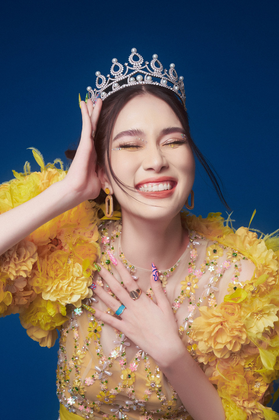 Để đánh dấu chặng đường vừa qua của mình, Á hậu quyết định gửi đến khán giả những hình ảnh đầy màu sắc với ý tưởng phá cách, độc lạ và khác biệt so với hình ảnh khán giả thường thấy của một 'Á hậu học giỏi' trong những thiết kế của nhà thiết kế Lê Thanh Hòa. (Ảnh: CTV/Vietnam+)