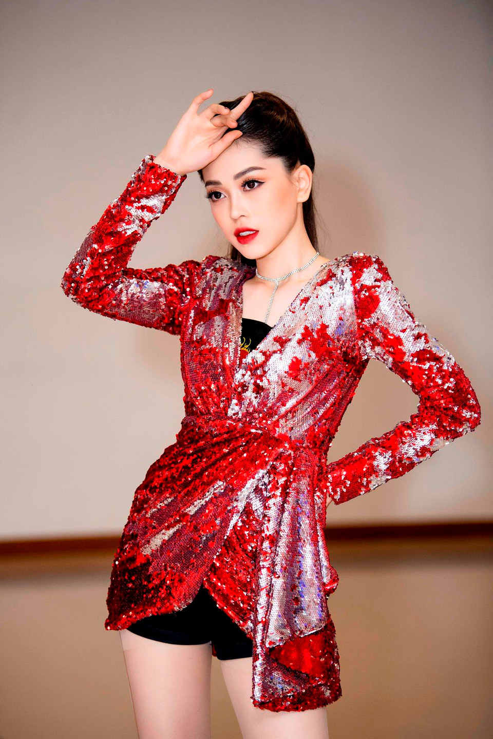 Ngắm những hình ảnh quyến rũ của Phương Nga bên lề sự kiện. (Ảnh: Như Hoàn/Vietnam+)