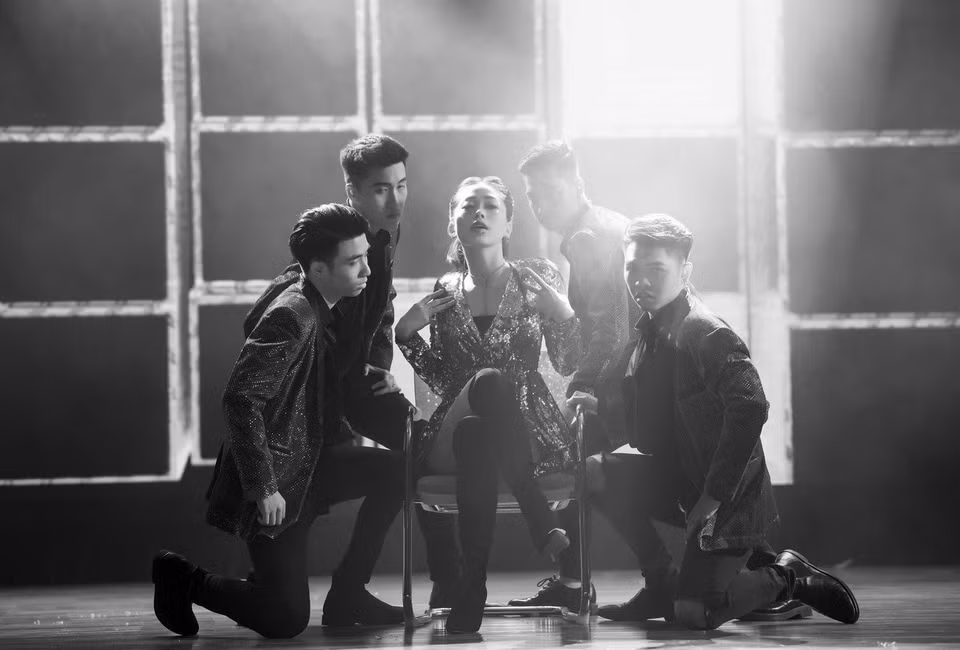 Mới đây, Á hậu Bùi Phương Nga đã biểu diễn ca khúc 'What is love' của nữ ca sỹ Hồ Ngọc Hà và gây được ấn tượng mạnh đến khán giả. (Ảnh: Như Hoàn/Vietnam+)