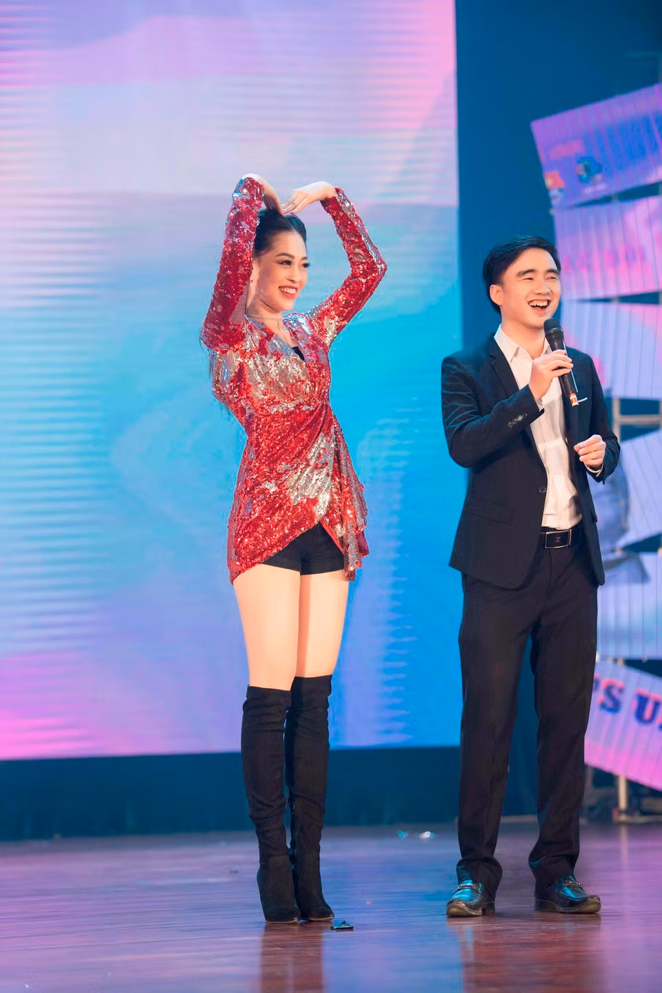 Á hậu đã có màn biểu diễn những điệu nhảy điêu luyện, thể hiện sự chuẩn bị kỹ lưỡng cả về giọng hát lẫn trang phục. (Ảnh: Như Hoàn/Vietnam+)