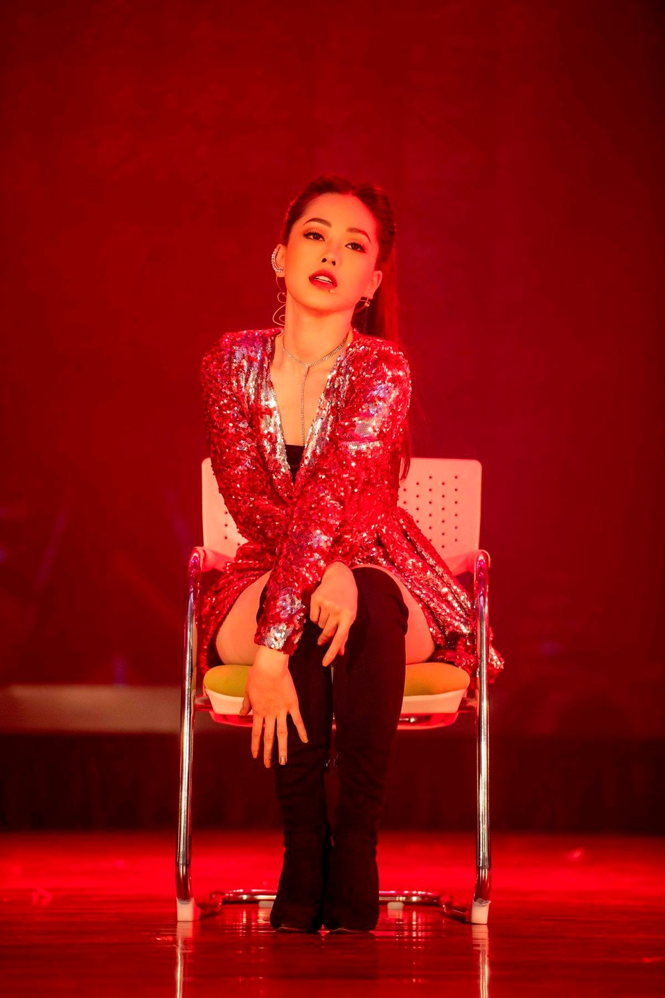 Dù trước đó người hâm mộ vốn đã quen nhìn Bùi Phương Nga trong những màn vũ đạo chuyên nghiệp và đẹp mắt thì nay cô nàng xuất hiện cùng một tiết mục được đầu tư kỹ càng. (Ảnh: Như Hoàn/Vietnam+)