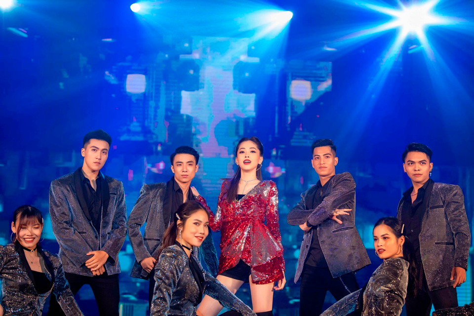 Cô cũng rất được tin tưởng khi giữ vai trò làm giám khảo cho các cuộc thi hoa khôi của trường. (Ảnh: Như Hoàn/Vietnam+)