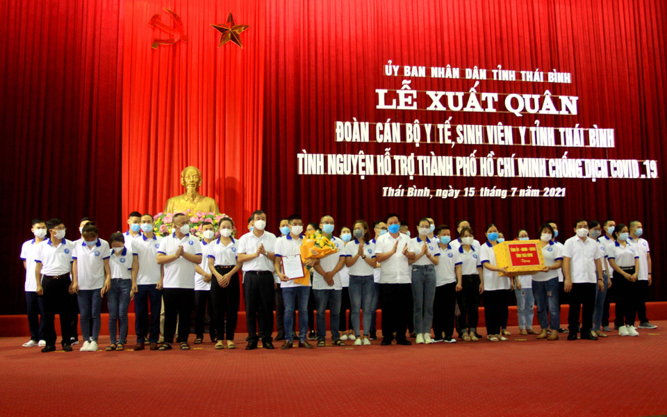 Lãnh đạo tỉnh Thái Bình tặng hoa, quà cho các thành viên trong đoàn. (Ảnh: Thế Duyệt/TTXVN)