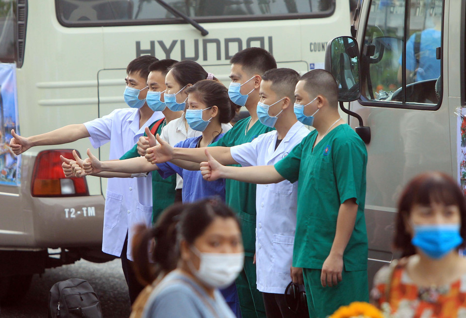  Các y, bác sỹ thể hiện sự quyết tâm hỗ trợ Thành phố Hồ Chí Minh phòng, chống dịch COVID-19. (Ảnh: An Đăng/TTXVN)