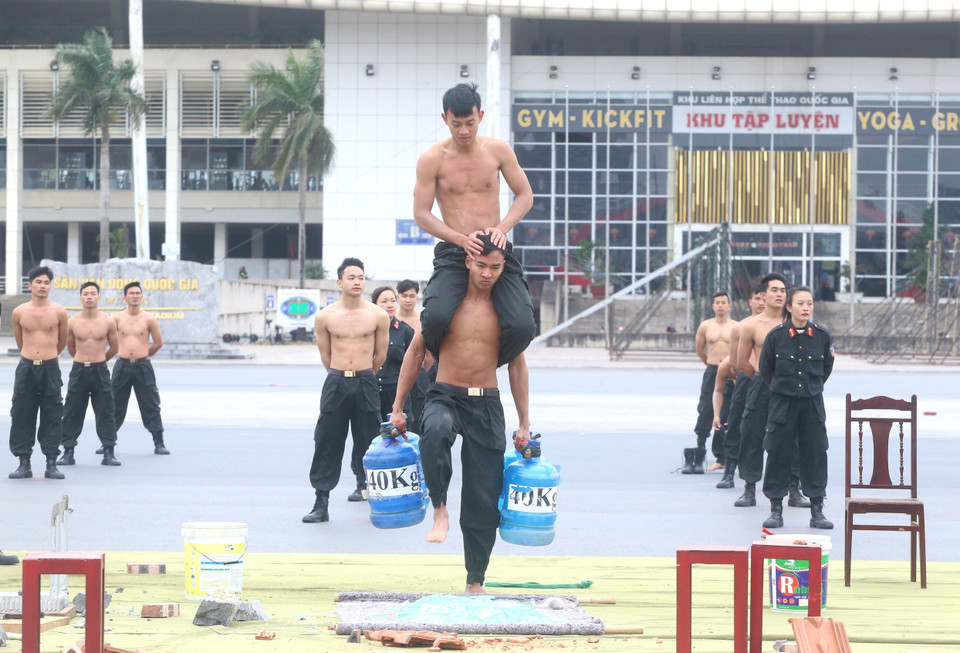 Các lực lượng tổng duyệt các phương án, huy động phương tiện, huấn luyện võ thuật, diễn tập giải quyết các tình huống gây rối, các trường hợp tụ tập kích động tại các mục tiêu được bảo vệ. (Ảnh: TTXVN phát)