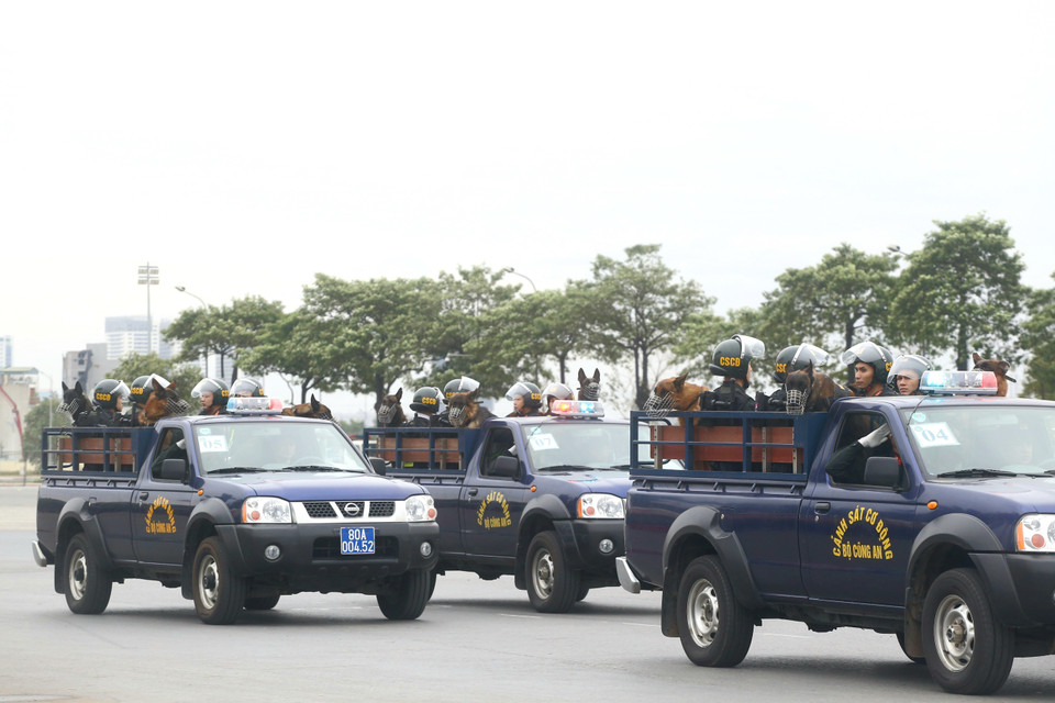 Các lực lượng tổng duyệt các phương án, huy động phương tiện, huấn luyện võ thuật, diễn tập giải quyết các tình huống gây rối, các trường hợp tụ tập kích động tại các mục tiêu được bảo vệ. (Ảnh: TTXVN phát)