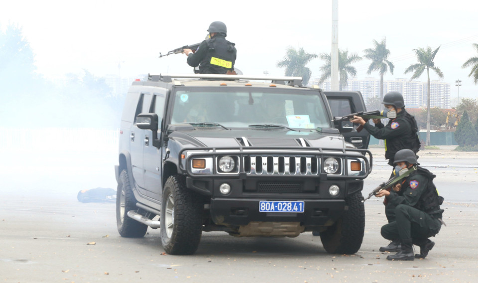 Các lực lượng tổng duyệt các phương án, huy động phương tiện, huấn luyện võ thuật, diễn tập giải quyết các tình huống gây rối, các trường hợp tụ tập kích động tại các mục tiêu được bảo vệ. (Ảnh: TTXVN phát)