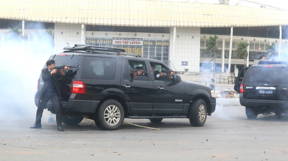 Các lực lượng tổng duyệt các phương án, huy động phương tiện, huấn luyện võ thuật, diễn tập giải quyết các tình huống gây rối, các trường hợp tụ tập kích động tại các mục tiêu được bảo vệ. (Ảnh: TTXVN phát)