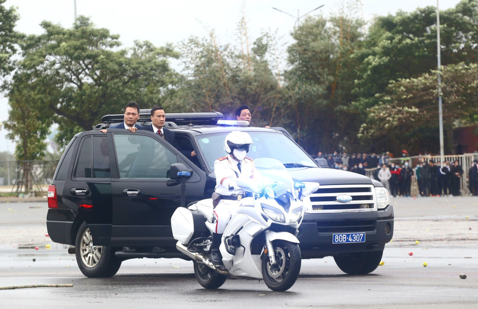 Các lực lượng tổng duyệt các phương án, huy động phương tiện, huấn luyện võ thuật, diễn tập giải quyết các tình huống gây rối, các trường hợp tụ tập kích động tại các mục tiêu được bảo vệ. (Ảnh: TTXVN phát)