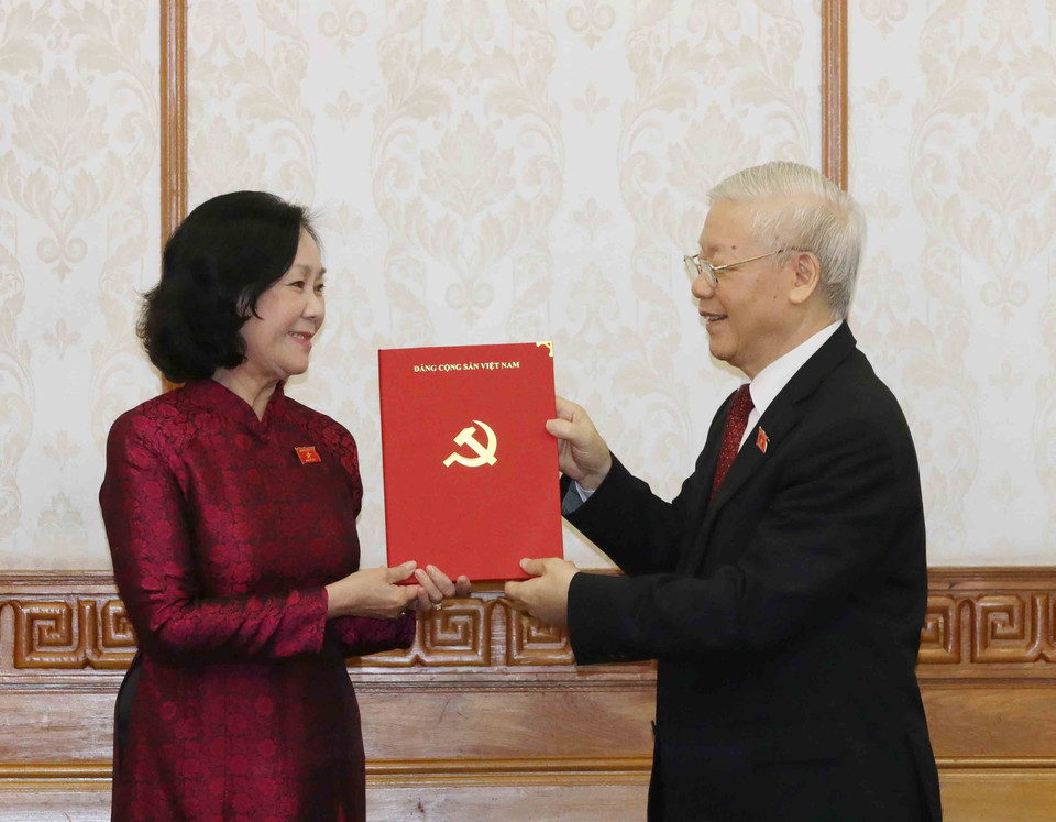 Tổng Bí thư Nguyễn Phú Trọng trao Quyết định của Bộ Chính trị phân công đồng chí Trương Thị Mai, Ủy viên Bộ Chính trị, Trưởng Ban Dân vận Trung ương nhận nhiệm vụ Trưởng ban Tổ chức Trung ương. (Ảnh: Phương Hoa/TTXVN)