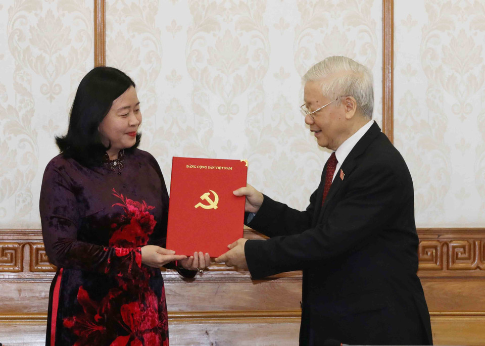 Tổng Bí thư Nguyễn Phú Trọng trao Quyết định của Bộ Chính trị phân công bà Bùi Thị Minh Hoài, Bí thư Trung ương Đảng, Phó Chủ nhiệm Thường trực Ủy ban Kiểm tra Trung ương làm Trưởng ban Dân vận Trung ương. (Ảnh: Phương Hoa/TTXVN)