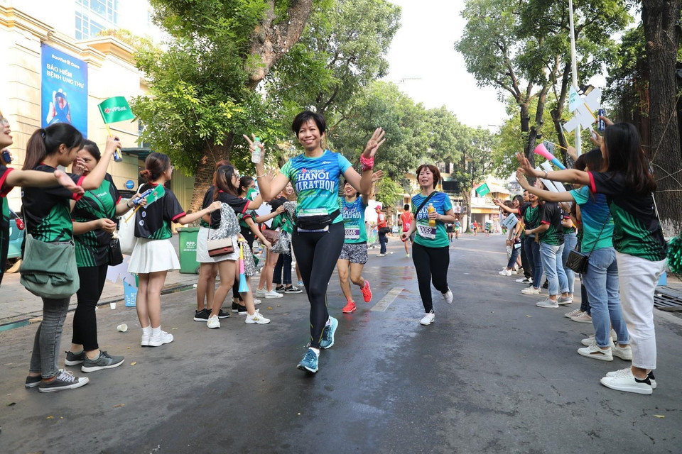 Các vận động viên chạy qua không gian đi bộ hồ Hoàn Kiếm.(Ảnh: Thành Đạt/TTXVN)
