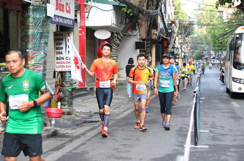 Các vận động viên chạy qua tuyến phố Lương Văn Can. (Ảnh: Thành Đạt/TTXVN)