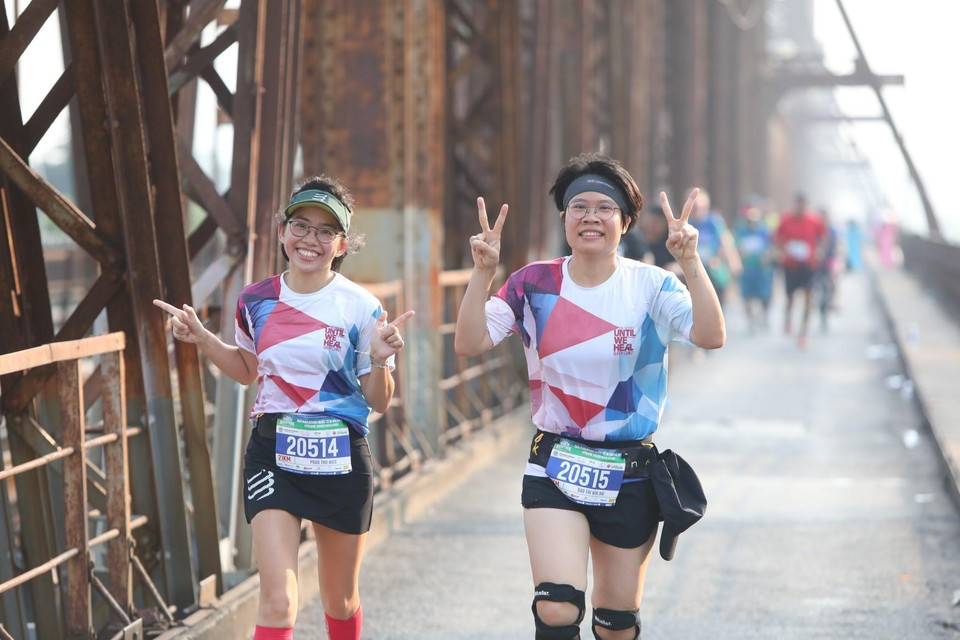 Các vận động viên chạy qua cầu Long Biên. (Ảnh: Thành Đạt/TTXVN)