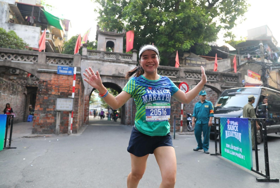 Các vận động viên chạy qua Ô Quan Chưởng. (Ảnh: Thành Đạt/TTXVN)