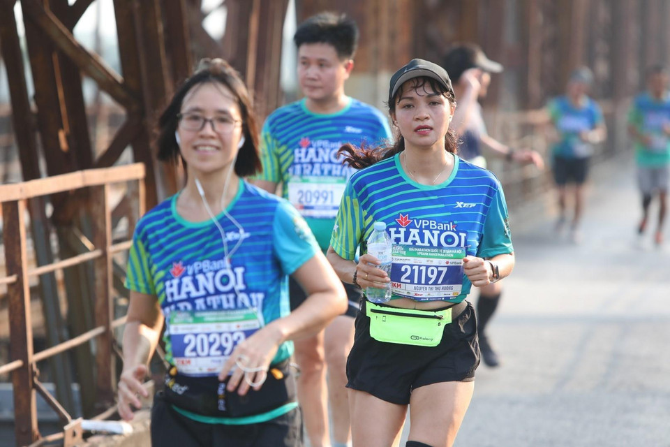 Các vận động viên chạy qua cầu Long Biên. (Ảnh: Thành Đạt/TTXVN)