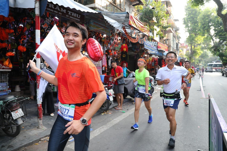 Các vận động viên chạy qua phố Hàng Mã. (Ảnh: Thành Đạt/TTXVN)