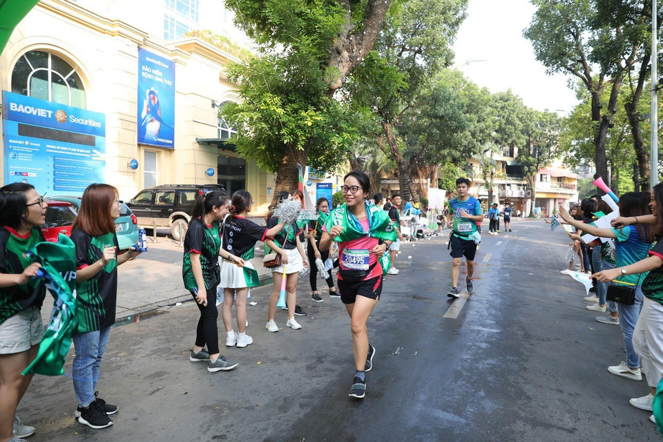 Các vận động viên chạy qua khu vực Hồ Hoàn Kiếm. (Ảnh: Thành Đạt/TTXVN)