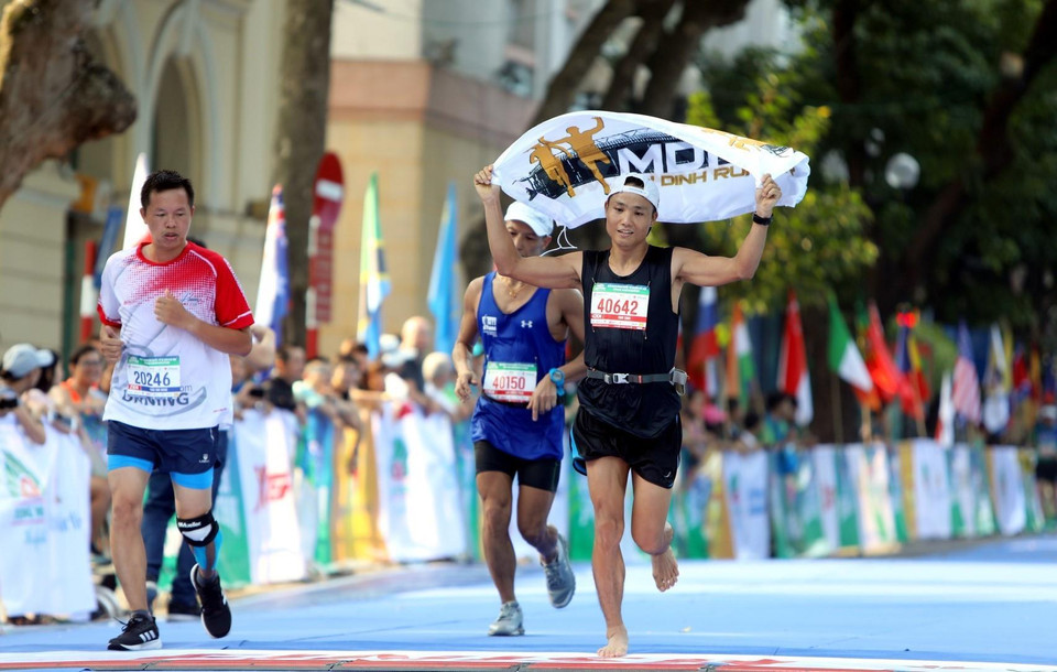 Niềm vui của các vận động viên khi về đích tại khu vực Vườn hoa Lý Thái Tổ. (Ảnh: Thành Đạt/TTXVN)