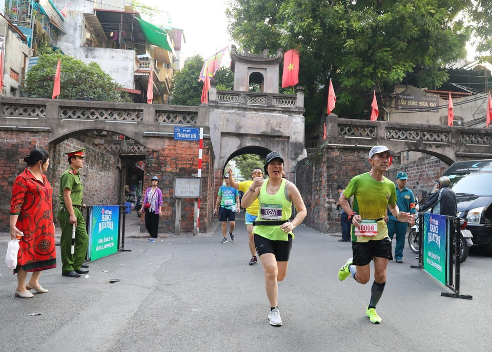 Sáng 20/10, tại Hà Nội, Ban tổ chức Giải chạy marathon quốc tế di sản Hà Nội năm 2019 tổ chức chương trình 'Tour kết nối di sản' với sự tham gia của hơn 7.000 vận động viên. (Ảnh: Thành Đạt/TTXVN)