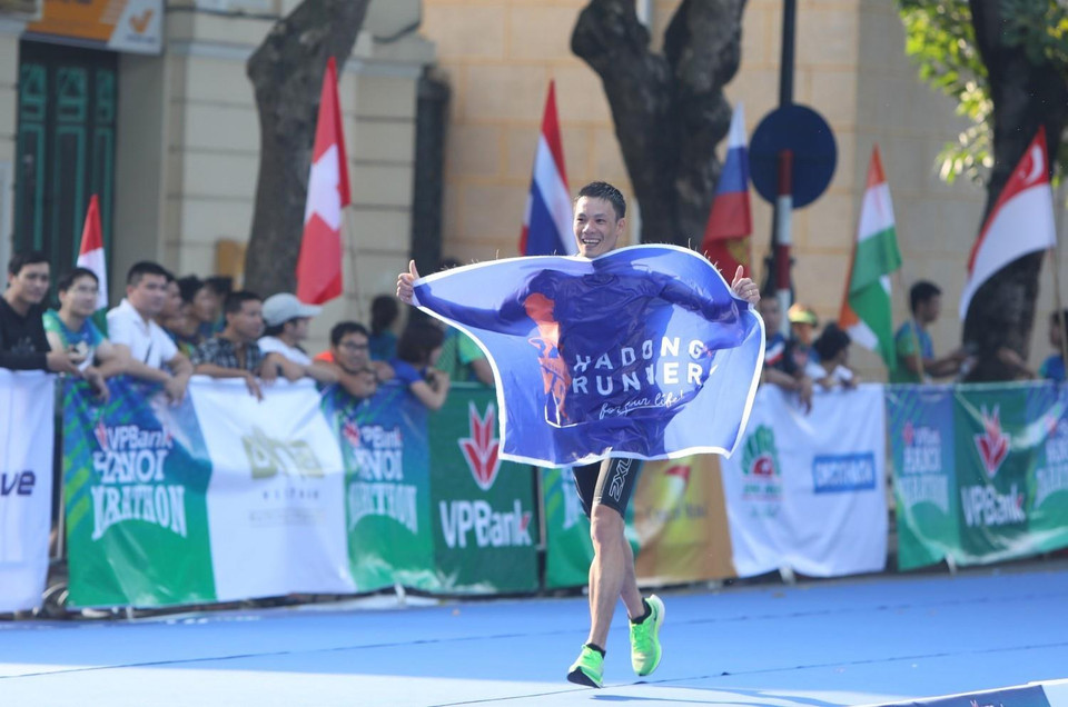 Niềm vui của vận động viên khi về đích tại khu vực Hồ Hoàn Kiếm. (Ảnh: Thành Đạt/TTXVN)