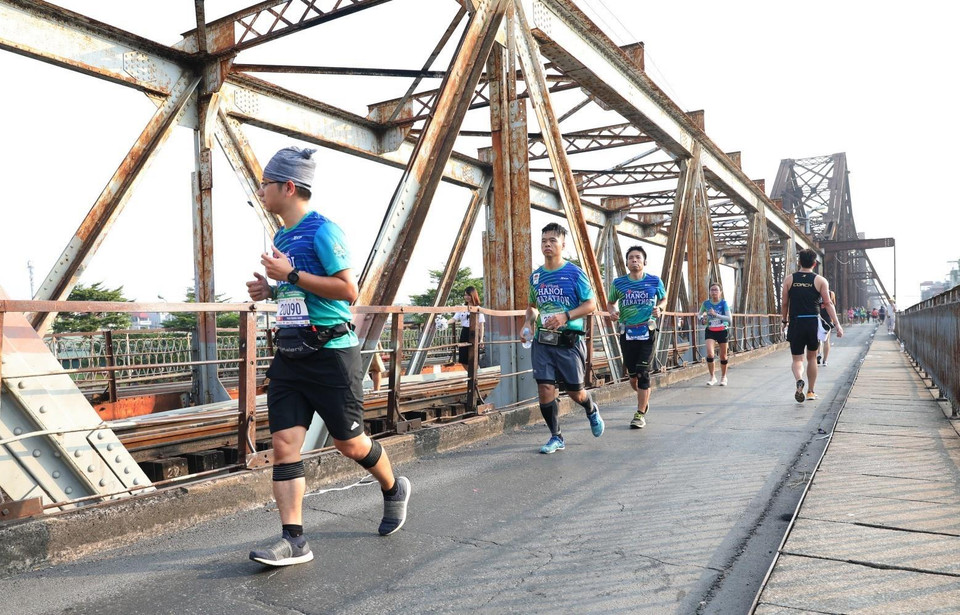 Các vận động viên chạy qua cầu Long Biên. (Ảnh: Thành Đạt/TTXVN)