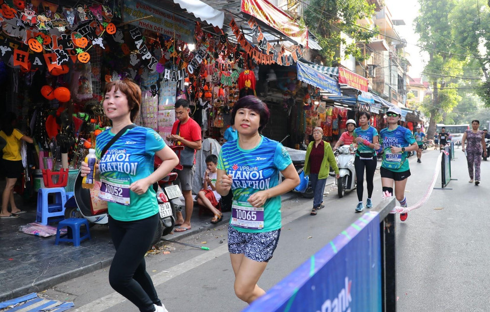 Các vận động viên chạy qua phố Hàng Mã. (Ảnh: Thành Đạt/TTXVN)