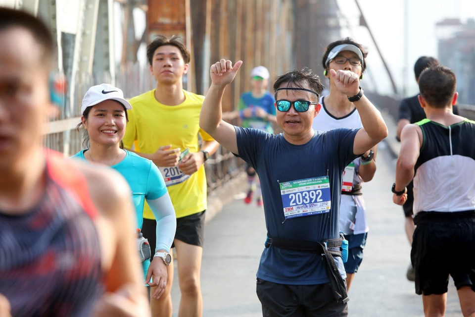 Các vận động viên chạy qua cầu Long Biên. (Ảnh: Thành Đạt/TTXVN)