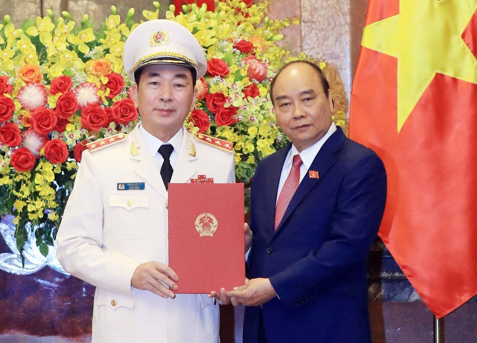 Chủ tịch nước Nguyễn Xuân Phúc trao Quyết định thăng cấp bậc hàm từ Trung tướng lên Thượng tướng đối với Thứ trưởng Bộ Công an Trần Quốc Tỏ. (Ảnh: Thống Nhất/TTXVN)