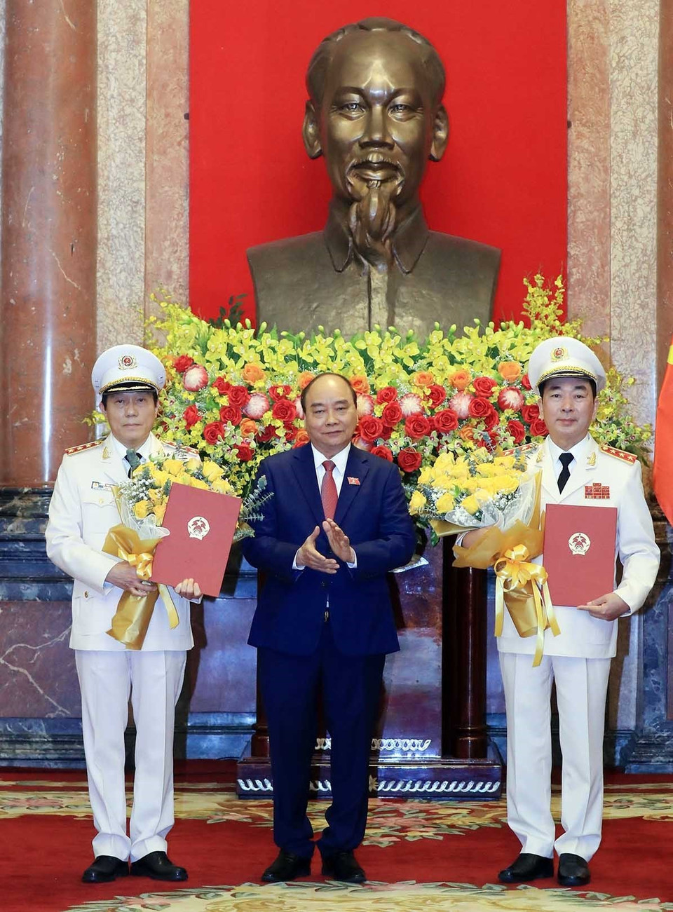 Chủ tịch nước Nguyễn Xuân Phúc trao Quyết định thăng cấp bậc hàm từ Trung tướng lên Thượng tướng đối với Thứ trưởng Bộ Công an Trần Quốc Tỏ và Lương Tam Quang. (Ảnh: Thống Nhất/TTXVN)