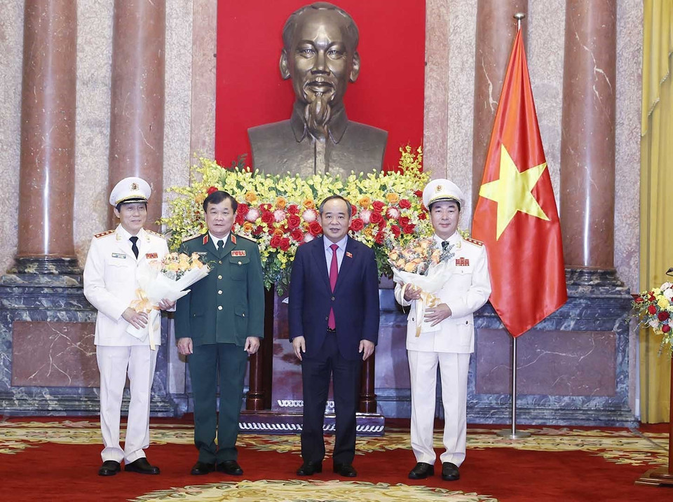 Lãnh đạo Văn phòng Chủ tịch nước và Bộ Quốc phòng tặng hoa chúc mừng Thượng tướng Trần Quốc Tỏ và Lương Tam Quang. (Ảnh: Thống Nhất/TTXVN)